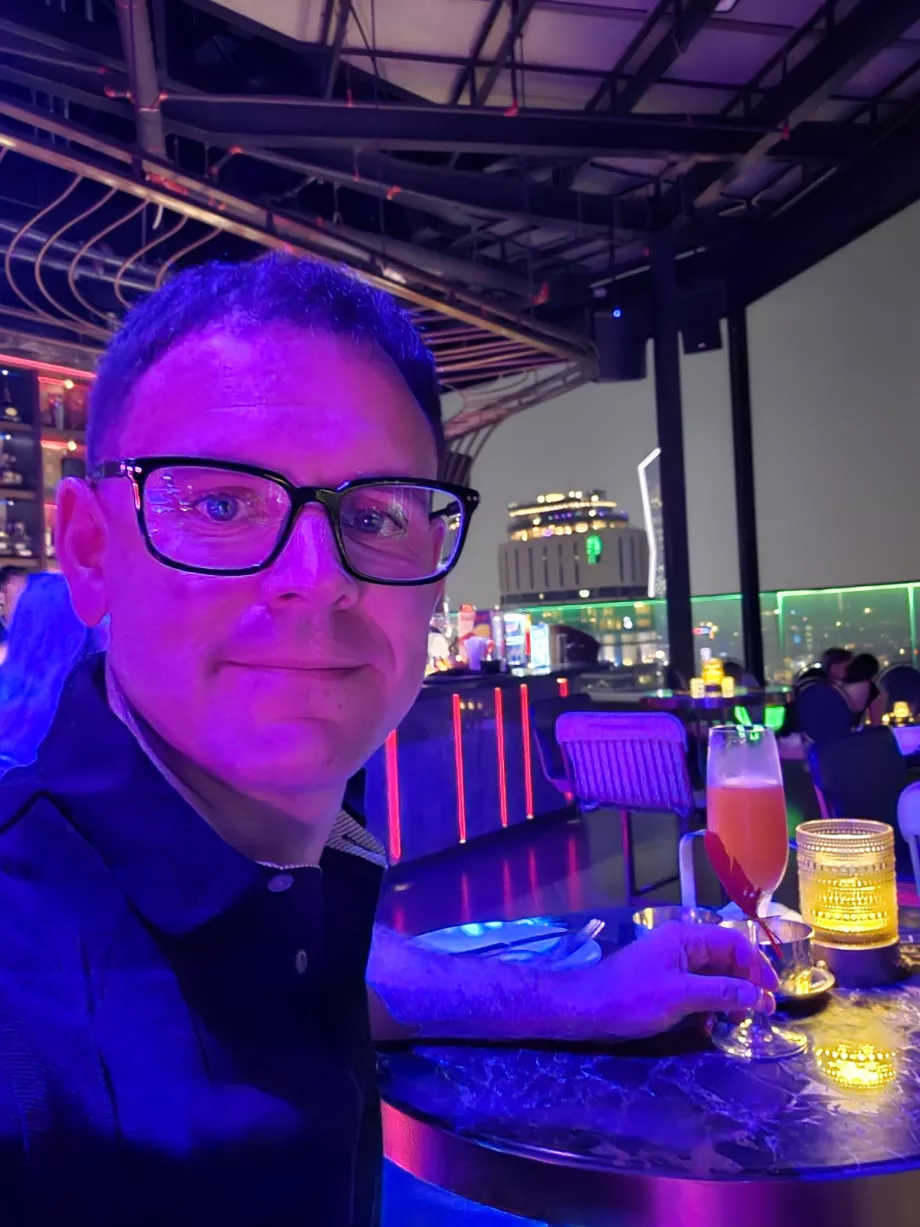 Eu no bar do hotel