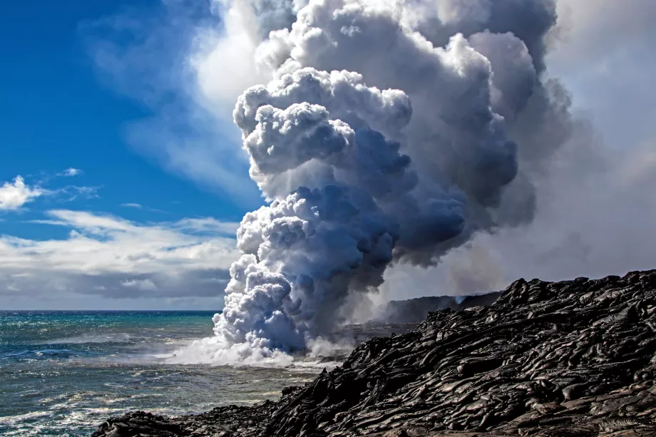 Lava a entrar no mar