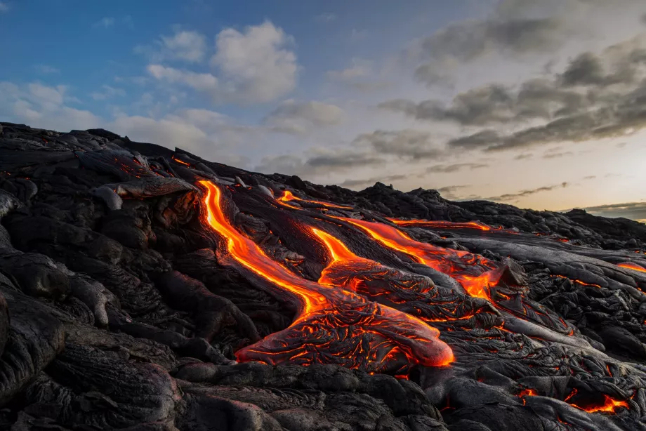 Lava a fluir junto à estrada