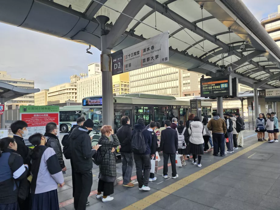 Fila de espera para o autocarro urbano