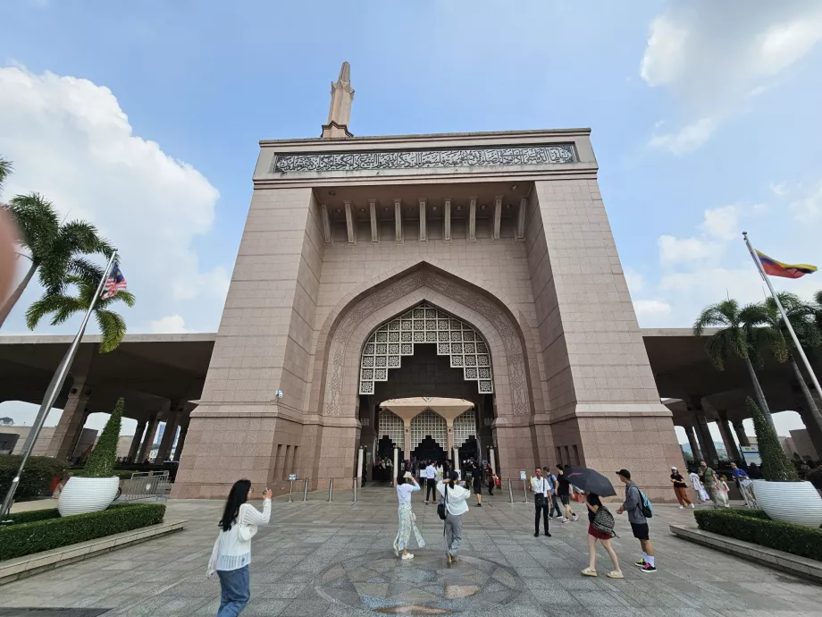 Entrada para a Mesquita de Putra
