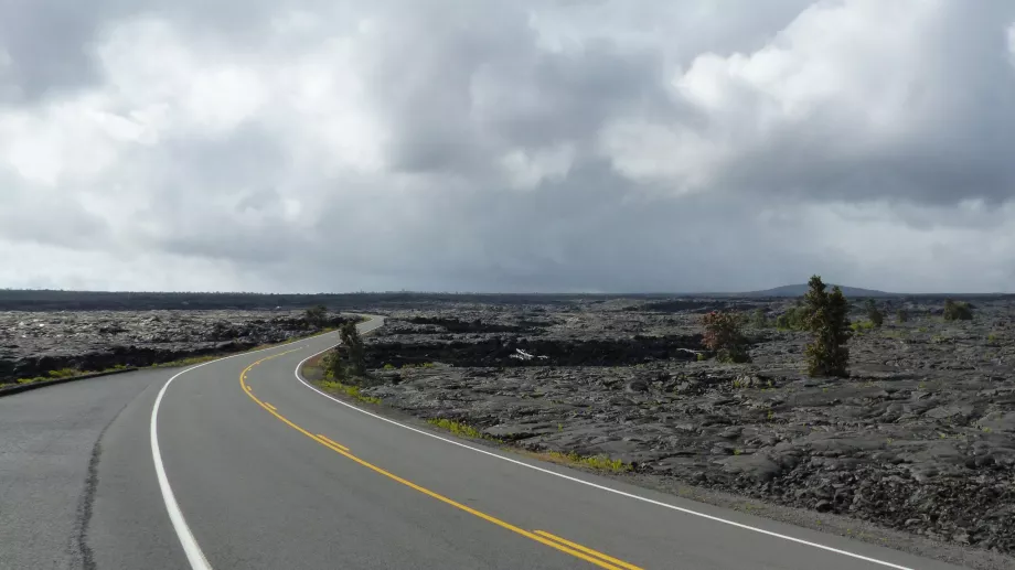 Estrada através de campos de lava