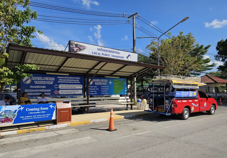 Transportes públicos, paragem de songthawe à porta do terminal de chegadas