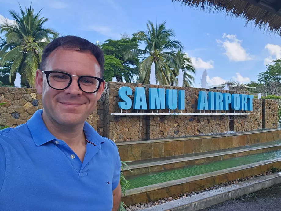 Eu em frente ao aeroporto de Koh Samui
