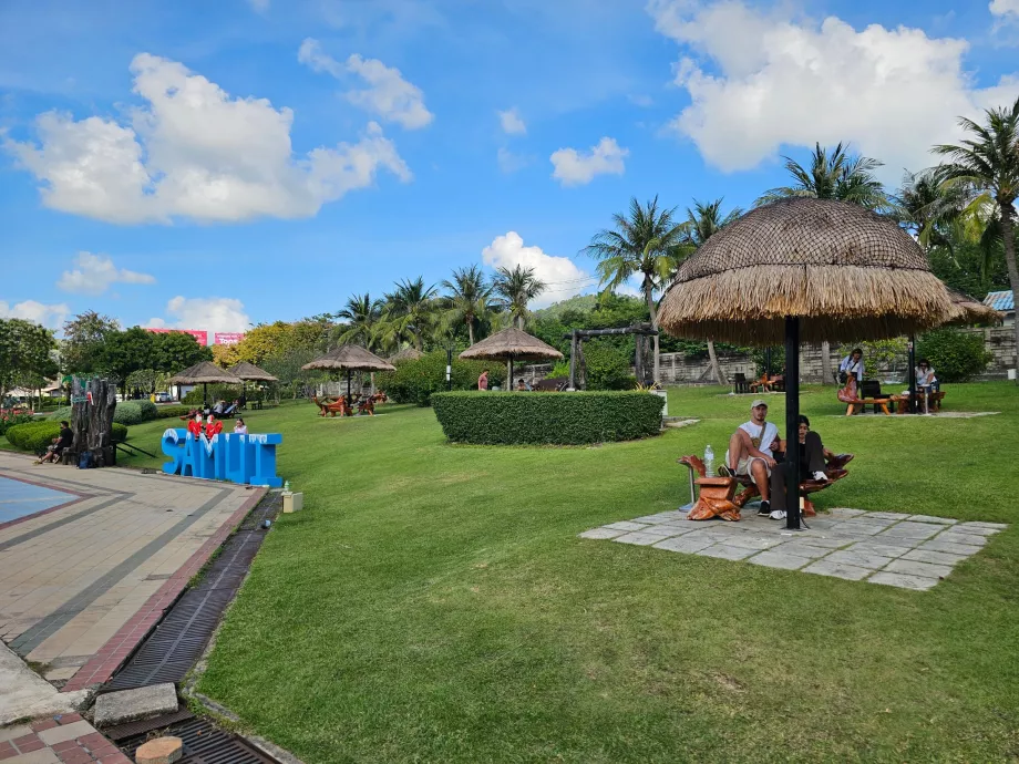 Gazebos em frente ao aeroporto, parte pública