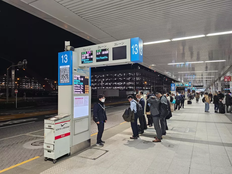 Paragens de autocarro em frente ao Terminal 1