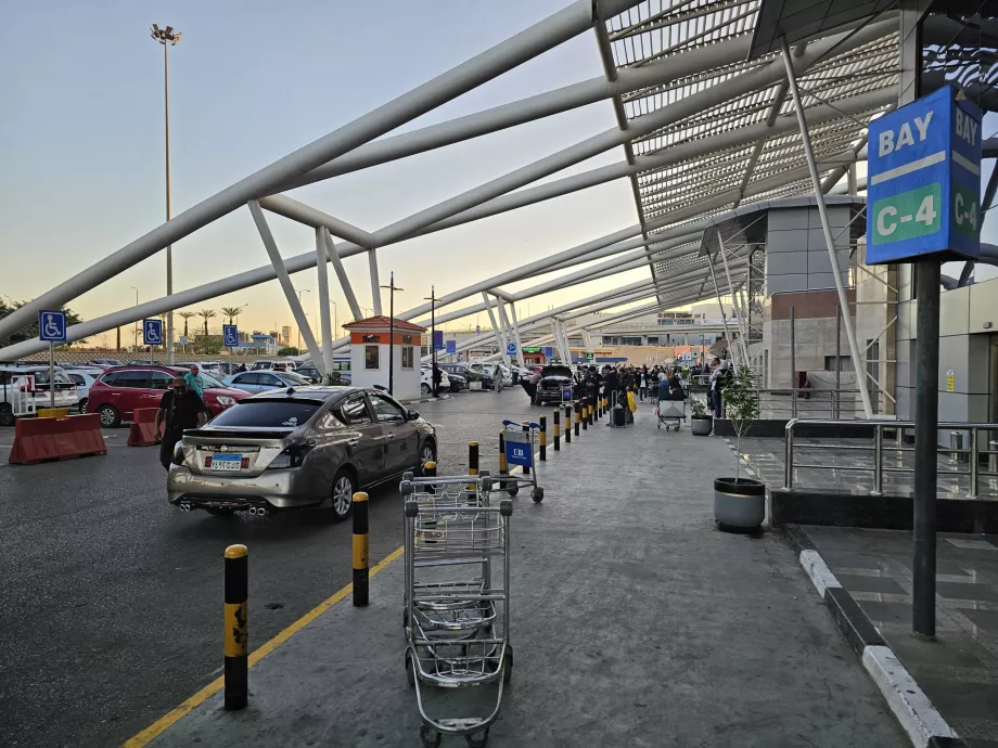 Ponto de recolha Uber em frente aos Terminais 2 e 3