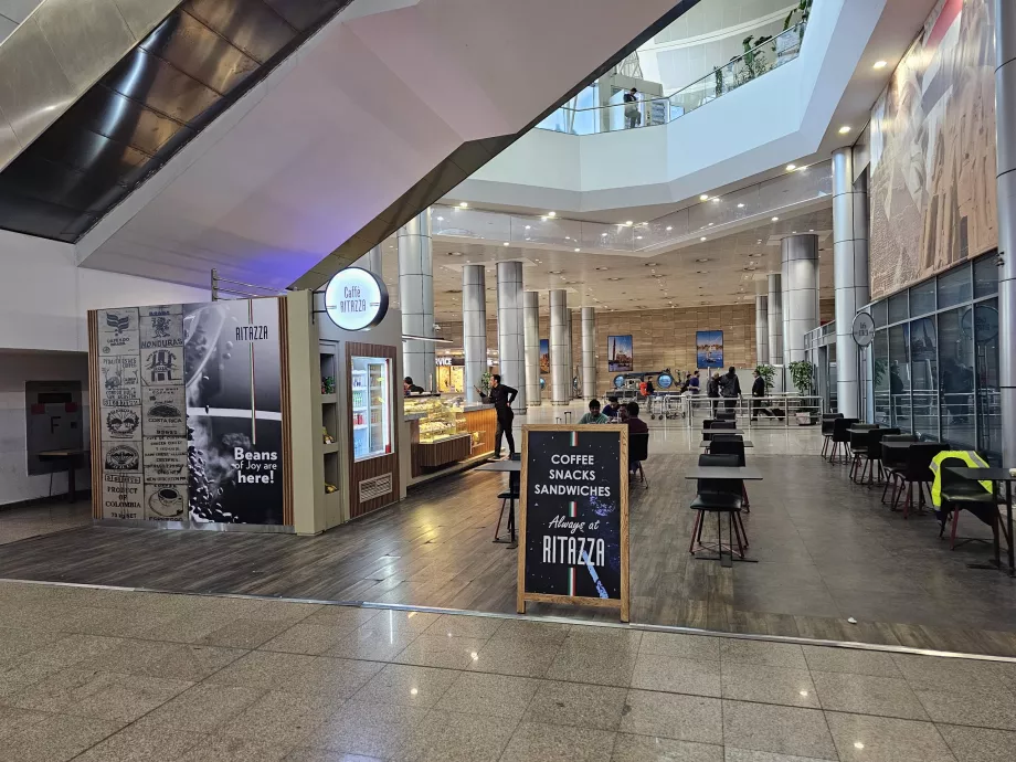 Café na zona pública do Terminal 3, Chegadas