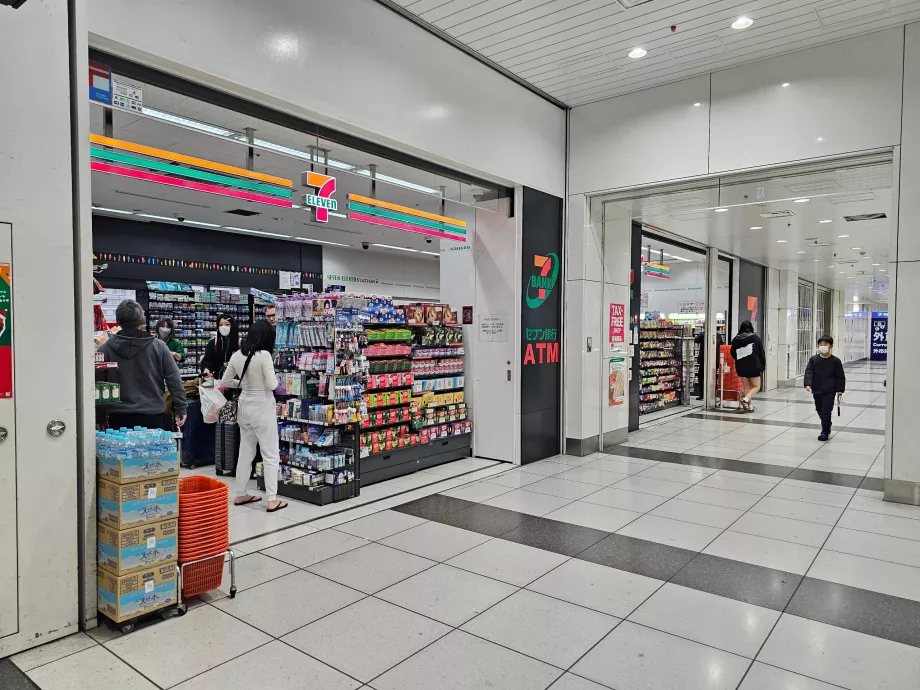 7-Eleven, área pública, partidas, Terminal 3