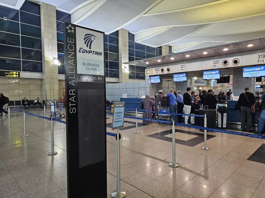 Check-in separado para passageiros da classe executiva no aeroporto do Cairo