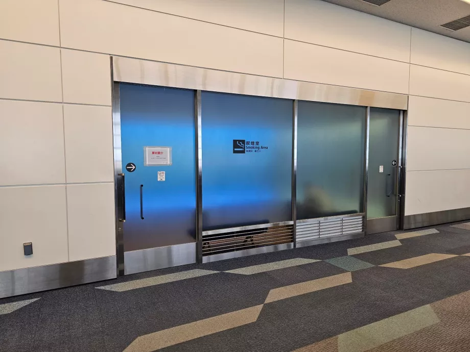 Salas para fumadores na zona de trânsito