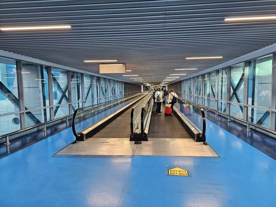 Corredor de ligação entre o Terminal 3 e o Terminal 2