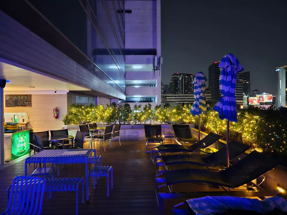 Terraço da piscina no escuro