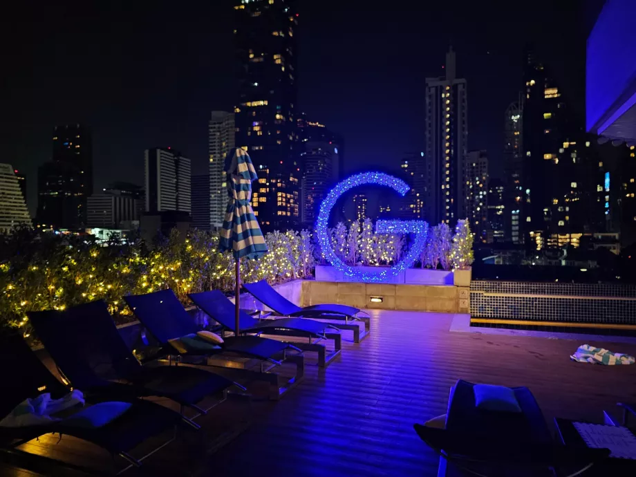 Terraço da piscina no escuro