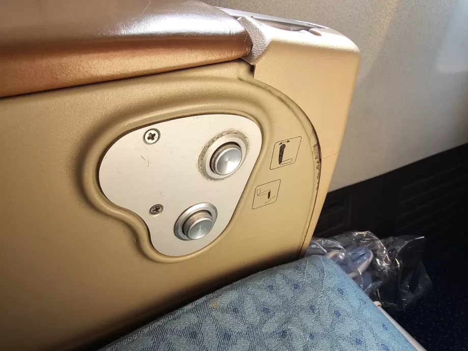 Comandos do assento e do apoio para os pés