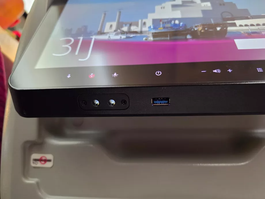 Porta USB no ecrã do sistema de entretenimento a bordo (IFE)