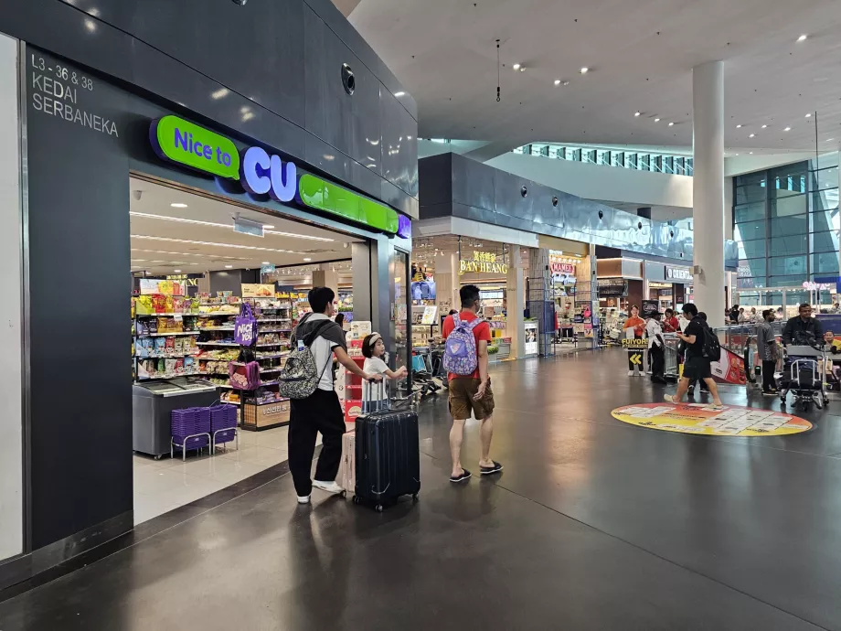 Minimarket, Terminal 2, área pública