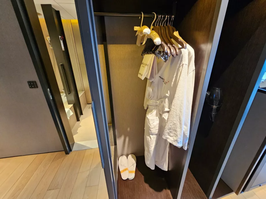 Roupões de banho, chinelos e secador de cabelo