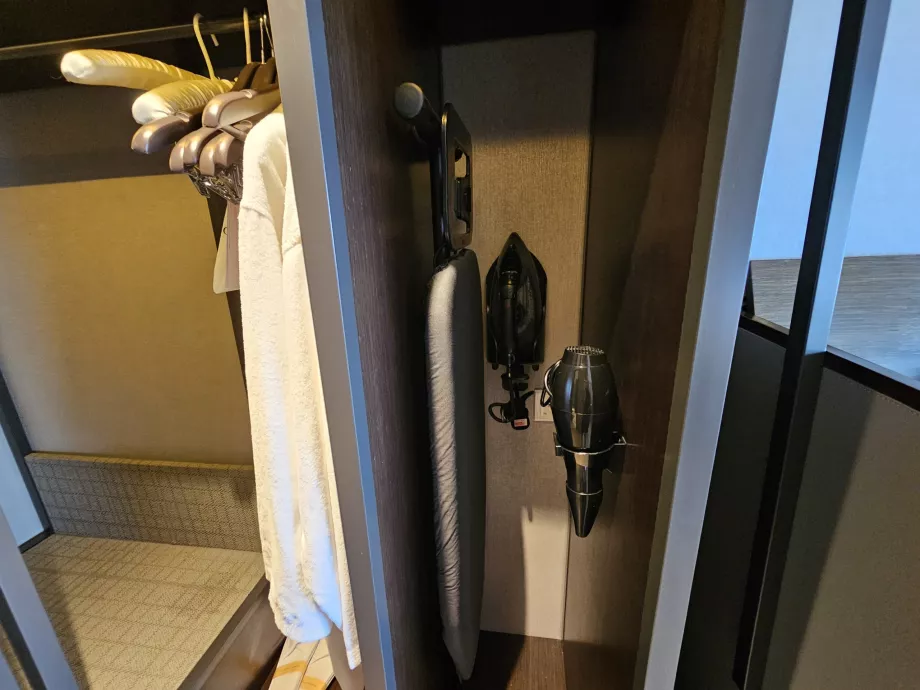 Tábua de engomar e secador de cabelo