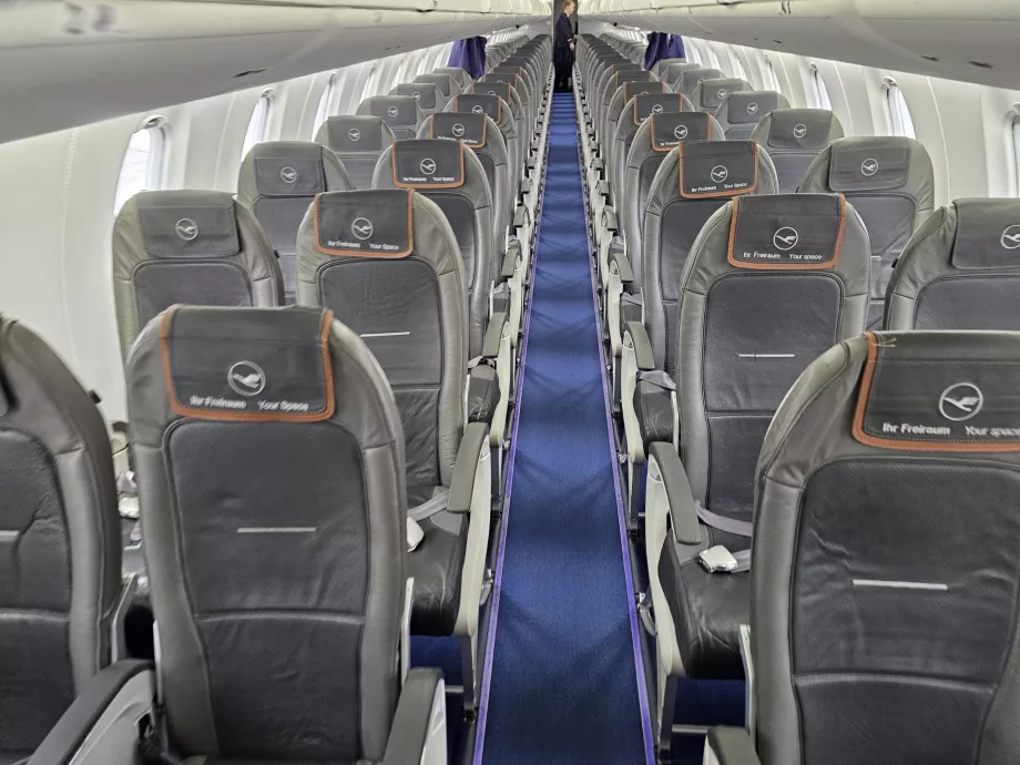 Cabina de classe executiva, cabina de classe económica em segundo plano