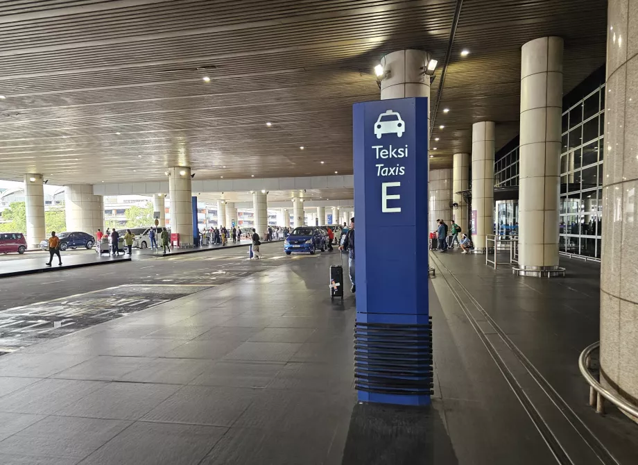 Táxi, em frente ao Terminal 1