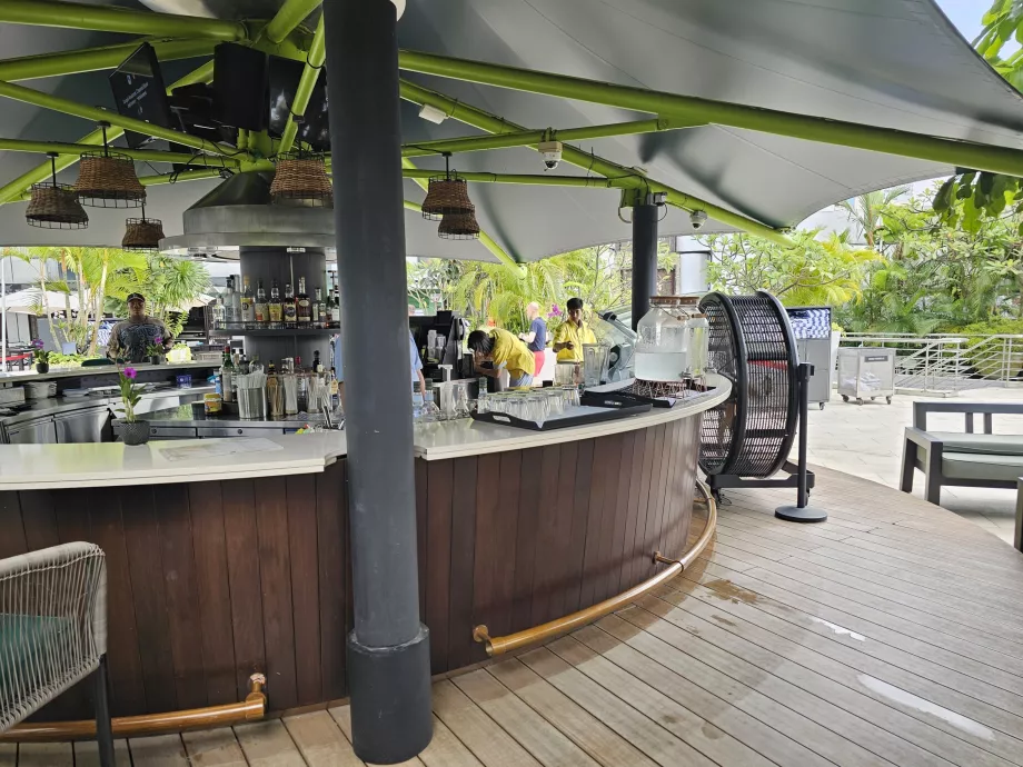 Bar junto à piscina