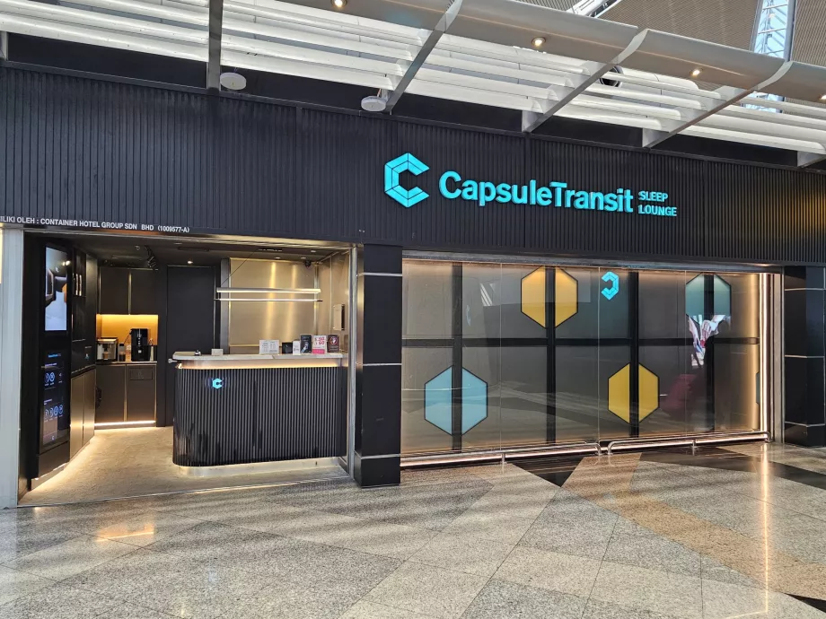 Hotel cápsula, área pública, terminal 1