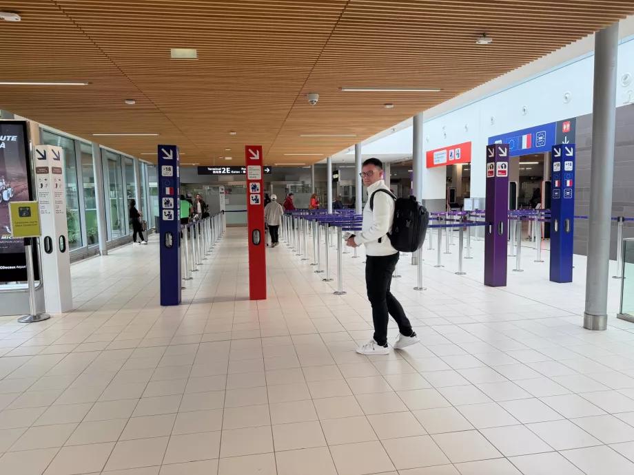 Fila prioritária para o controlo de passaportes (na extrema direita)