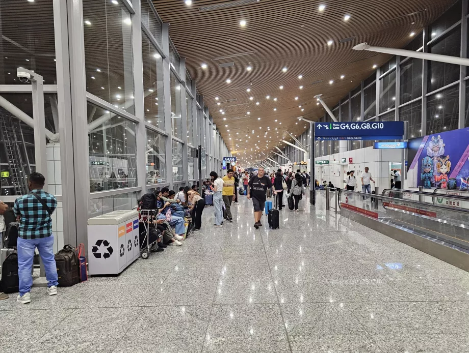 Área da porta de embarque, Terminal 1