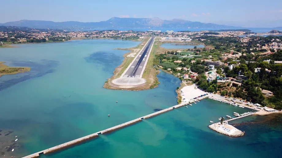 Pista do aeroporto de Corfu