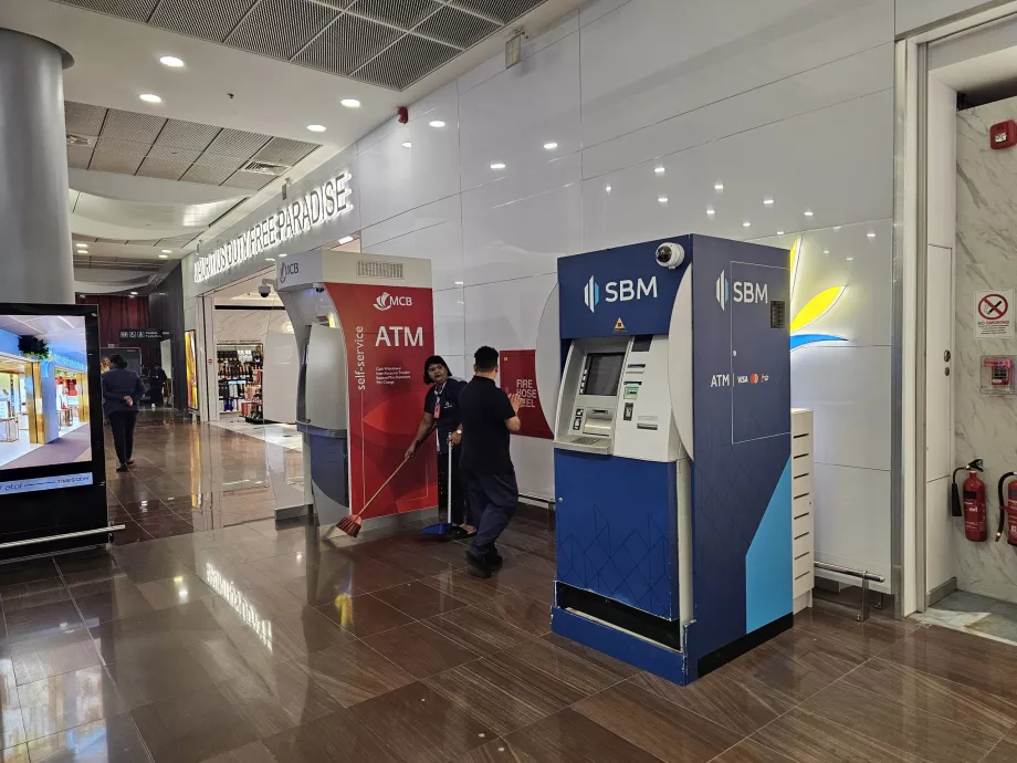 Caixas multibanco no átrio das chegadas