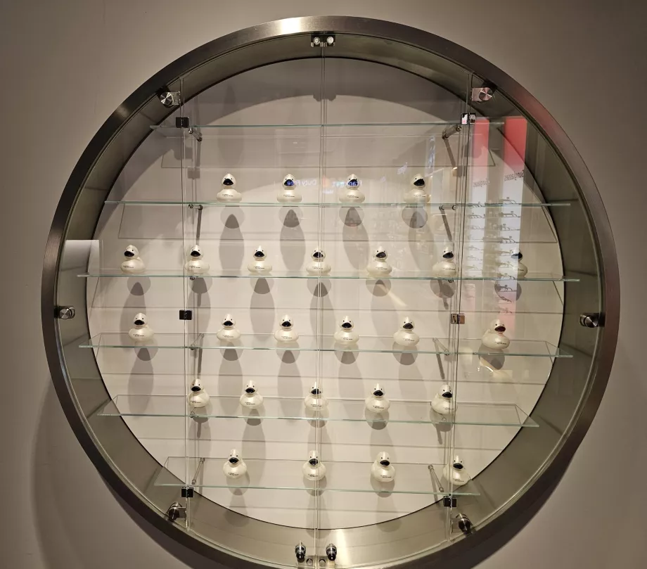 Vitrina com patos coleccionáveis