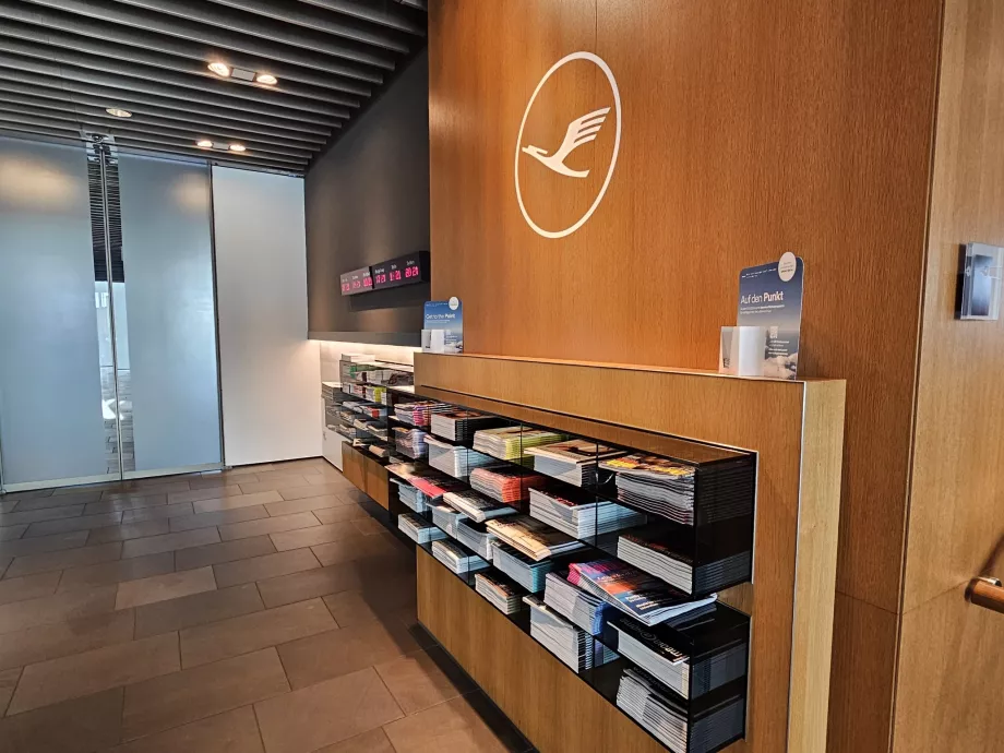 Logótipo da Lufthansa à entrada do lounge
