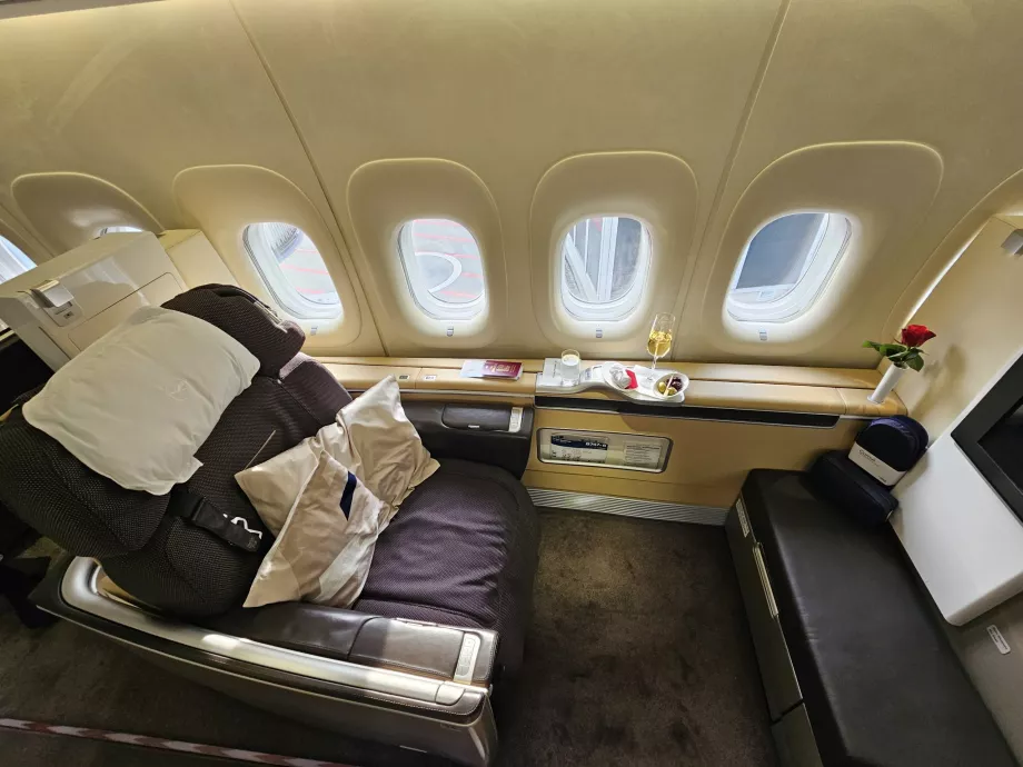 Banco de primeira classe com 2 almofadas