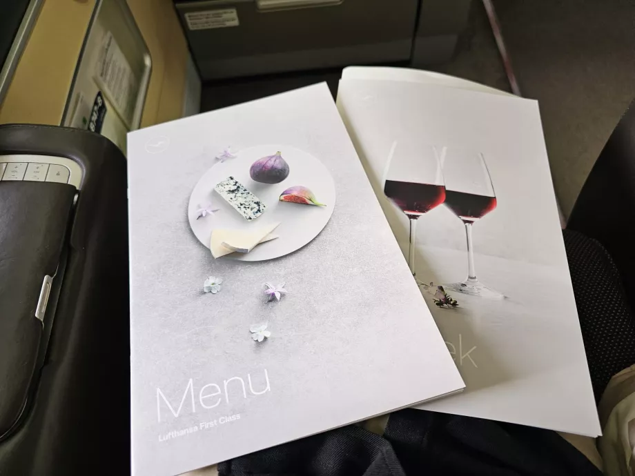 Ementa e carta de vinhos impressas