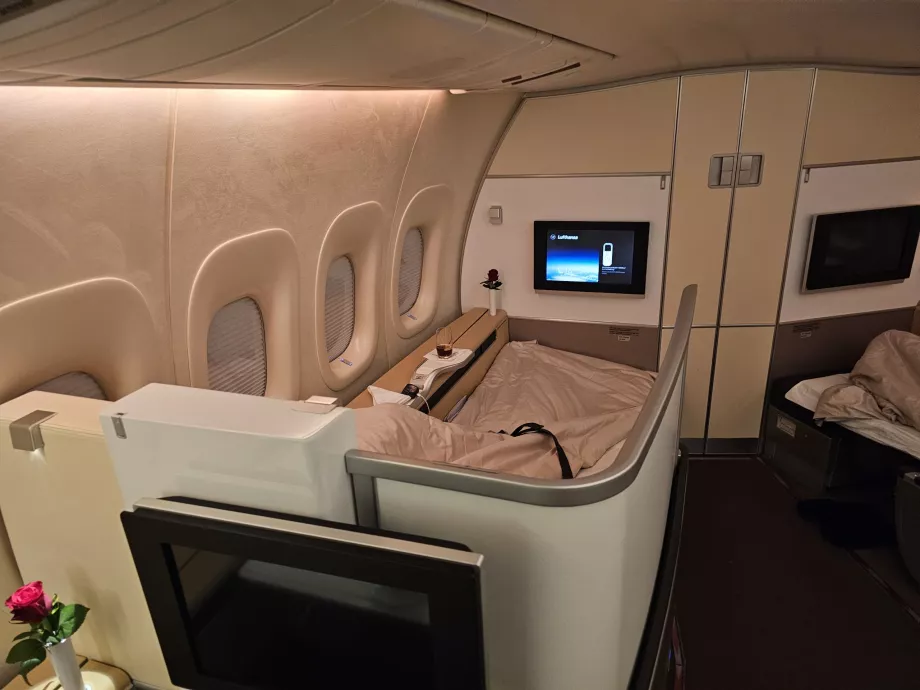 Ecrã extensível que separa o banco do corredor