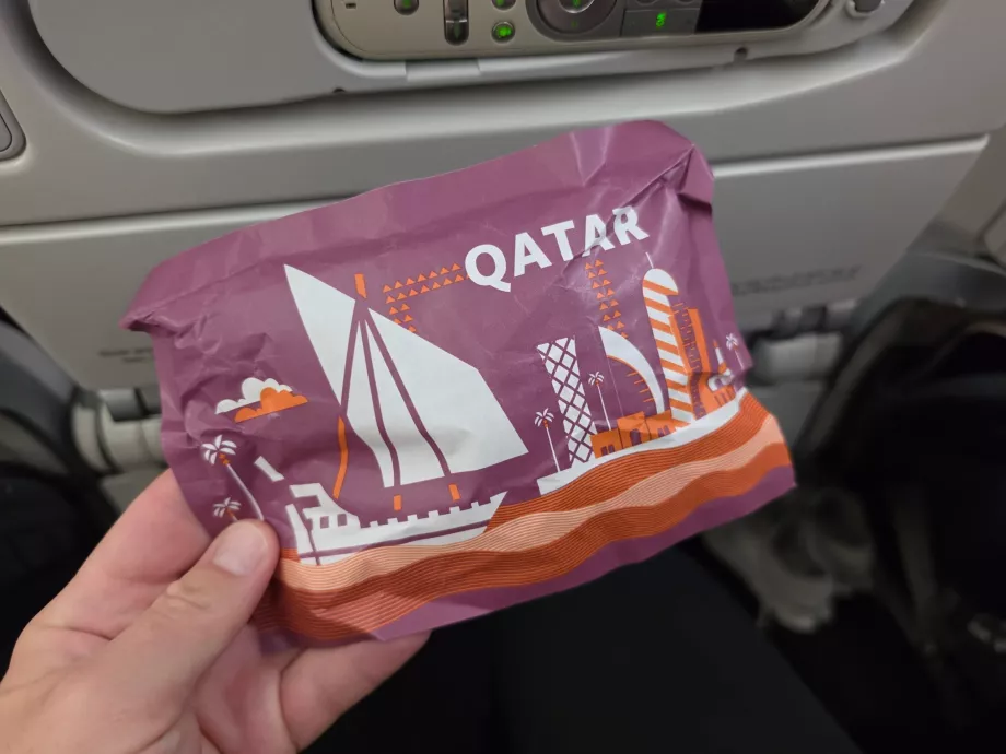 Uma pequena bolsa com produtos de higiene pessoal