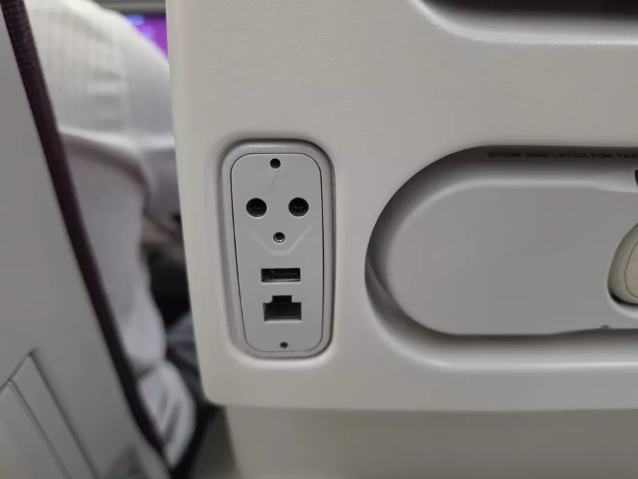 Porta USB-A e conector de cabo Ethernet