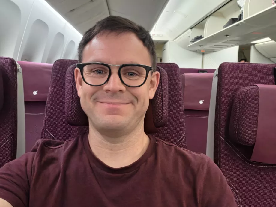 Eu na Qatar Airways (a minha t-shirt combina com o esquema de cores da cabina!)