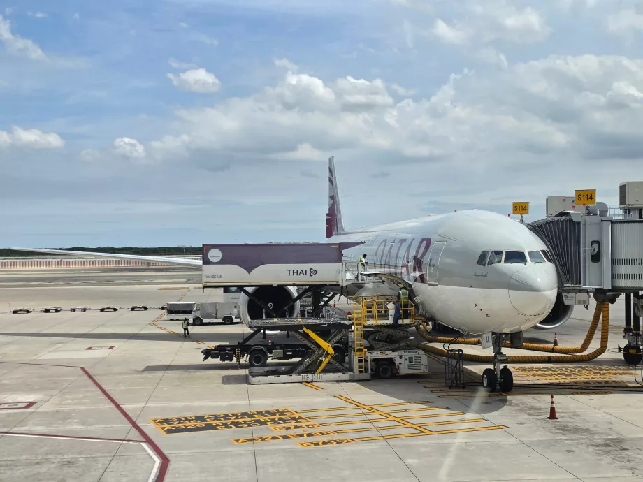 O nosso Boeing 777-300 após a aterragem em Banguecoque