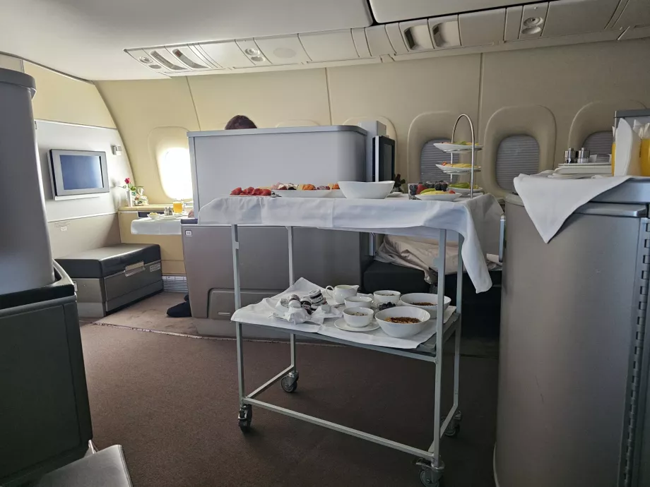 A mesa do pequeno-almoço e o serviço a decorrer mesmo ao lado do meu lugar