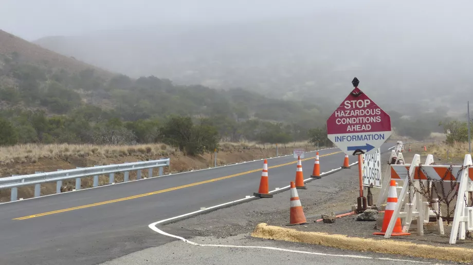 Sinal de informação no início da estrada de Mauna Kea