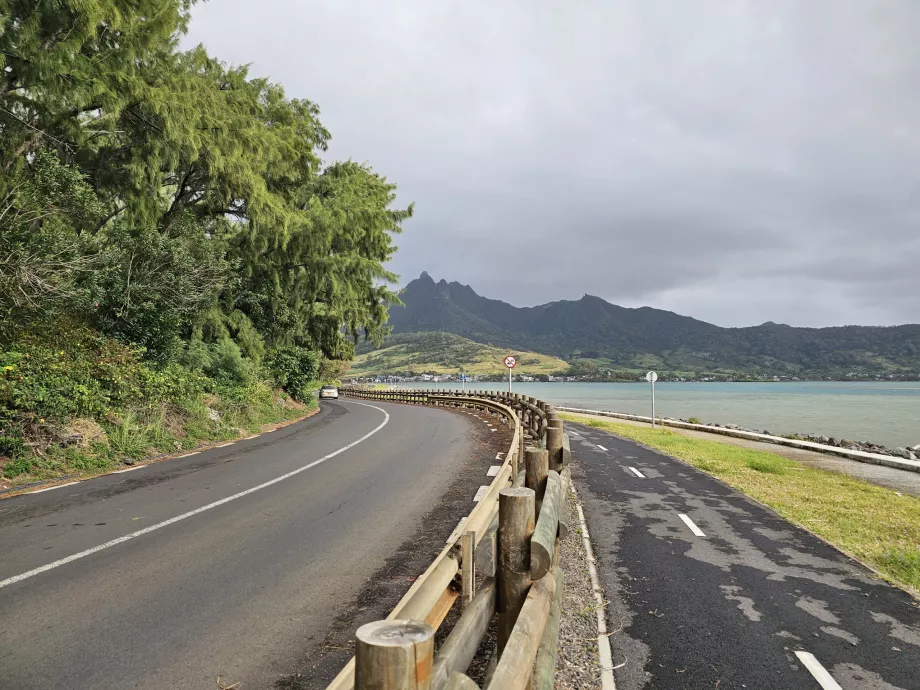Estrada circular à volta da ilha