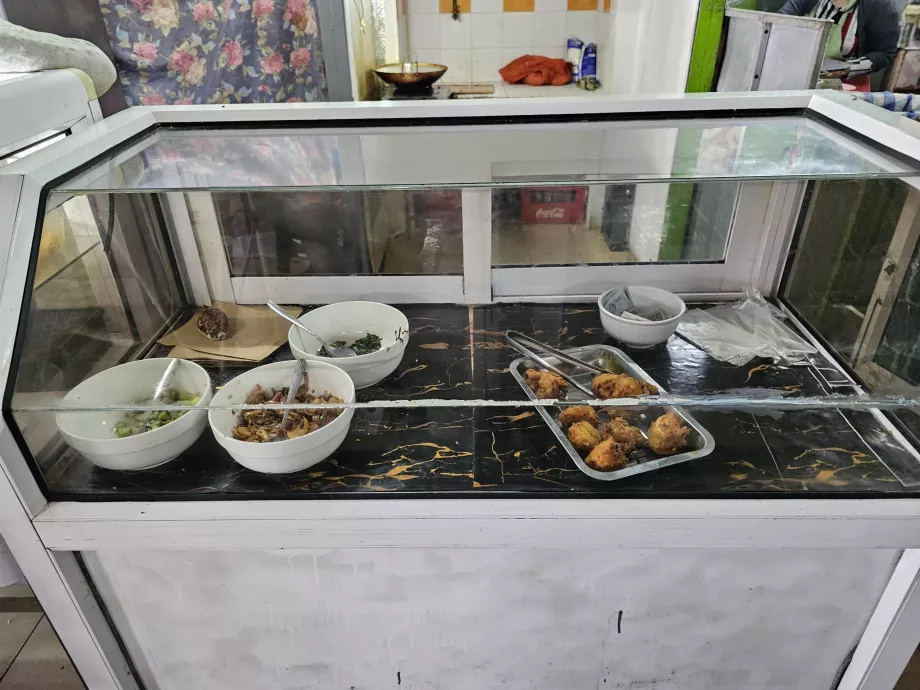 Mercado no centro de Flacq, bancas de comida