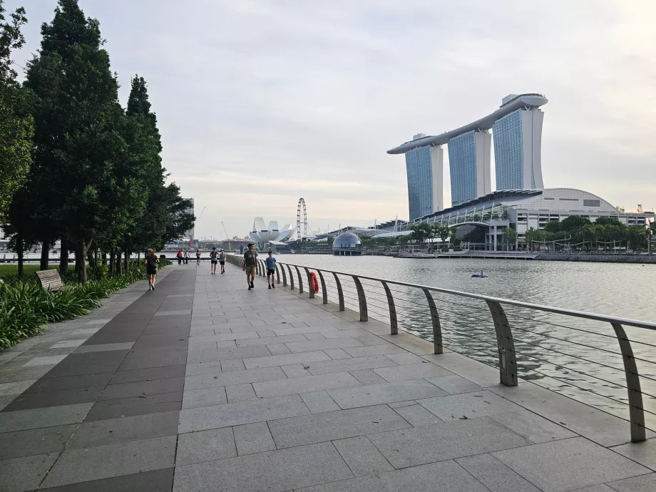 Passeio marítimo ao longo da Marina Bay