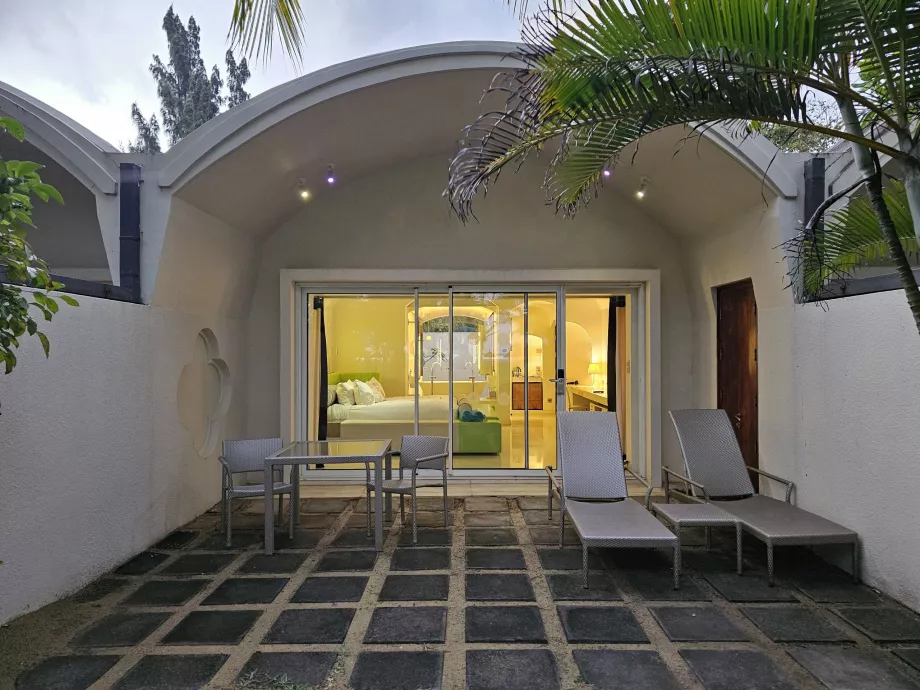 Área de estar exterior em frente ao quarto