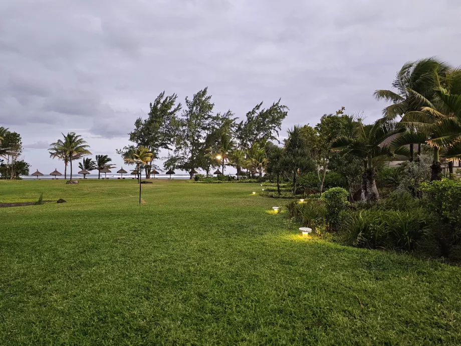 Parque entre os quartos e a praia