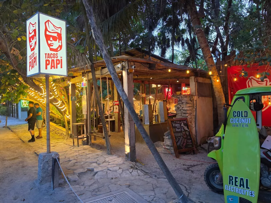 Tacos na rua principal de Tulum