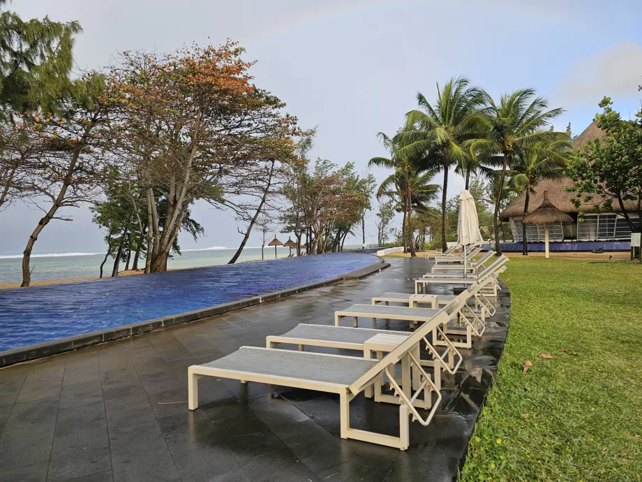 Espreguiçadeiras junto à piscina