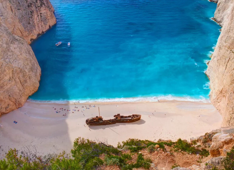 Barco na praia de Navagio